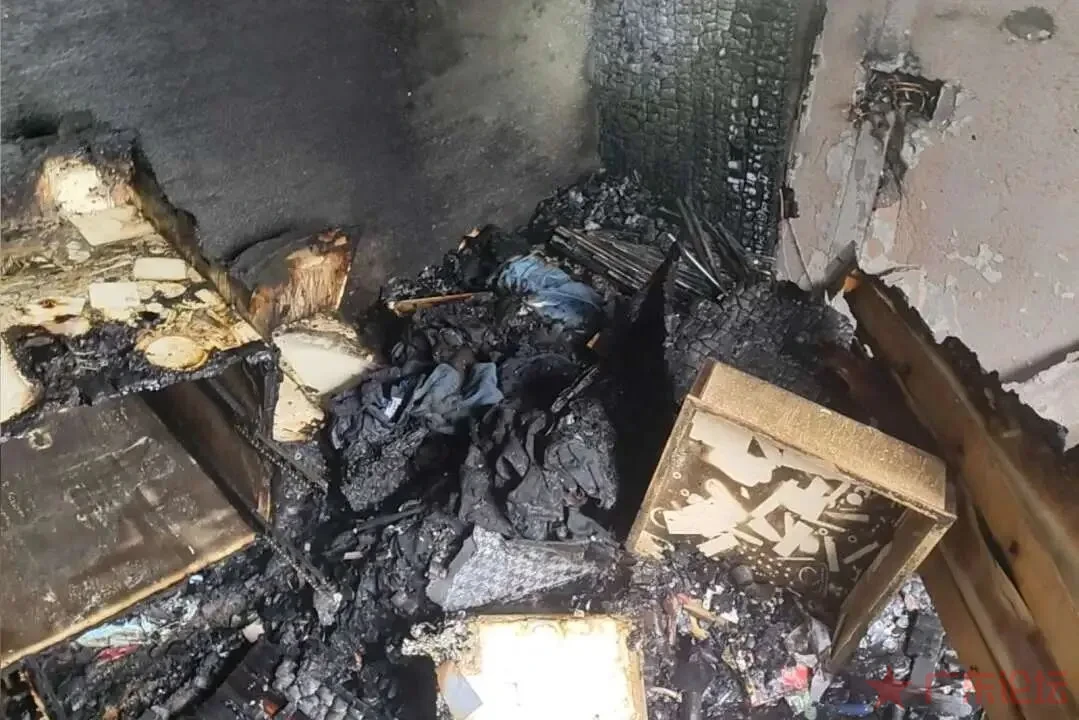 男子在家打游戏突然断电以为跳闸，出去一看父亲卧室正在着火：父亲将蓝牙耳机充上电后上班，线路故障引发火灾